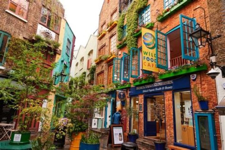 Exploring St John Street in London: A Comprehensive Guide
